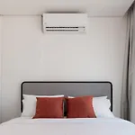Studio lindo em prédio c/ estacionamento e lavanderia - Noroeste